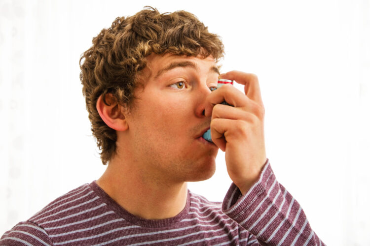 How seasonal allergies can trigger asthma attacks